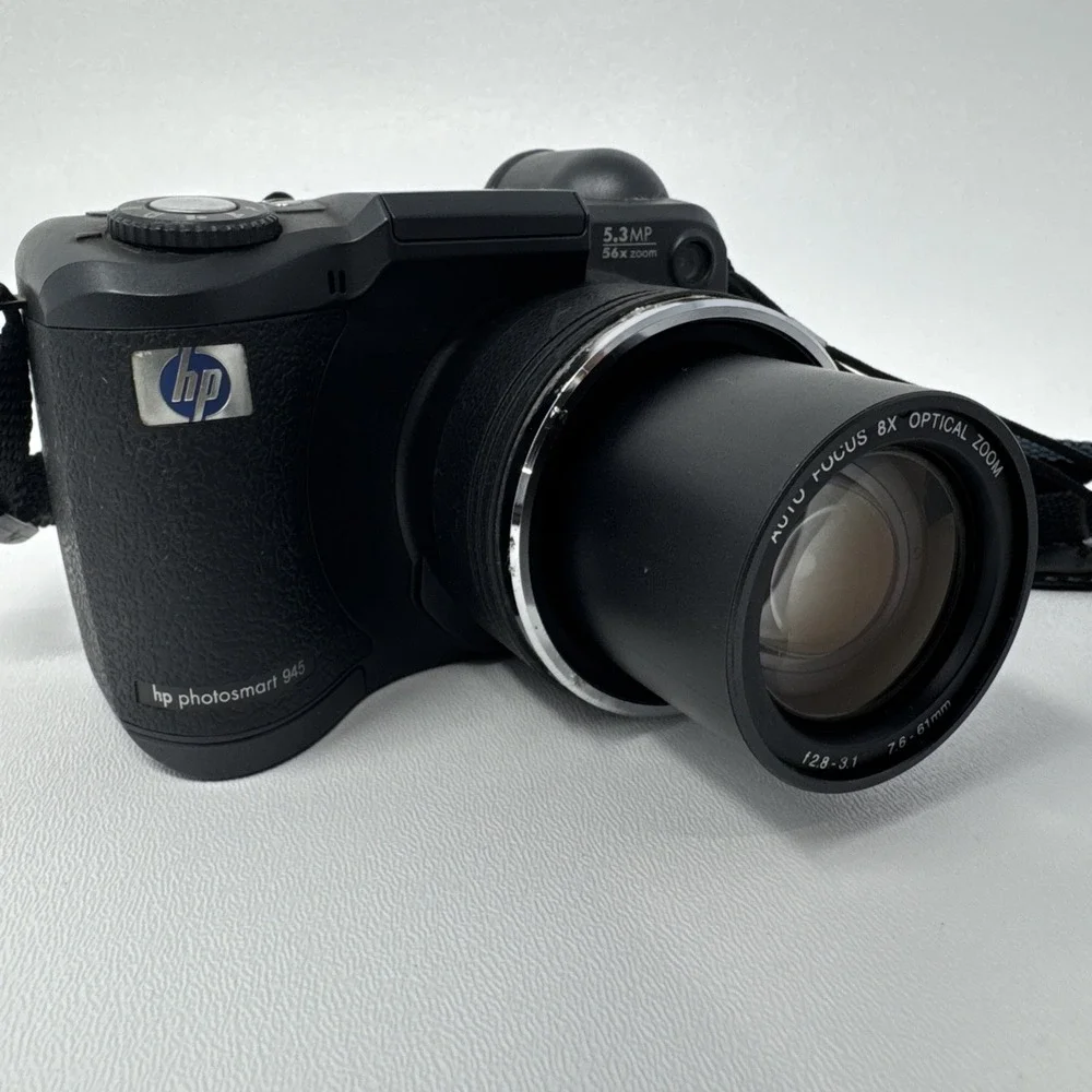 HP PhotoSmart 945 5.3MP Digital Camera 8xOptical Zoom GRLYB-0310 w/ Accessories‎